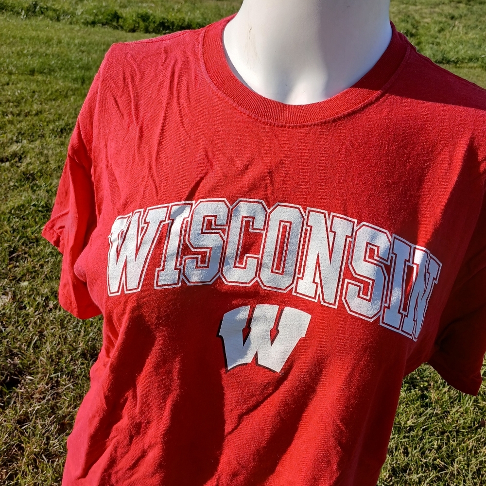 Wisconsin Badgers Graphic Tee Shirt T-shirt size XL Red White NCAA Basketball